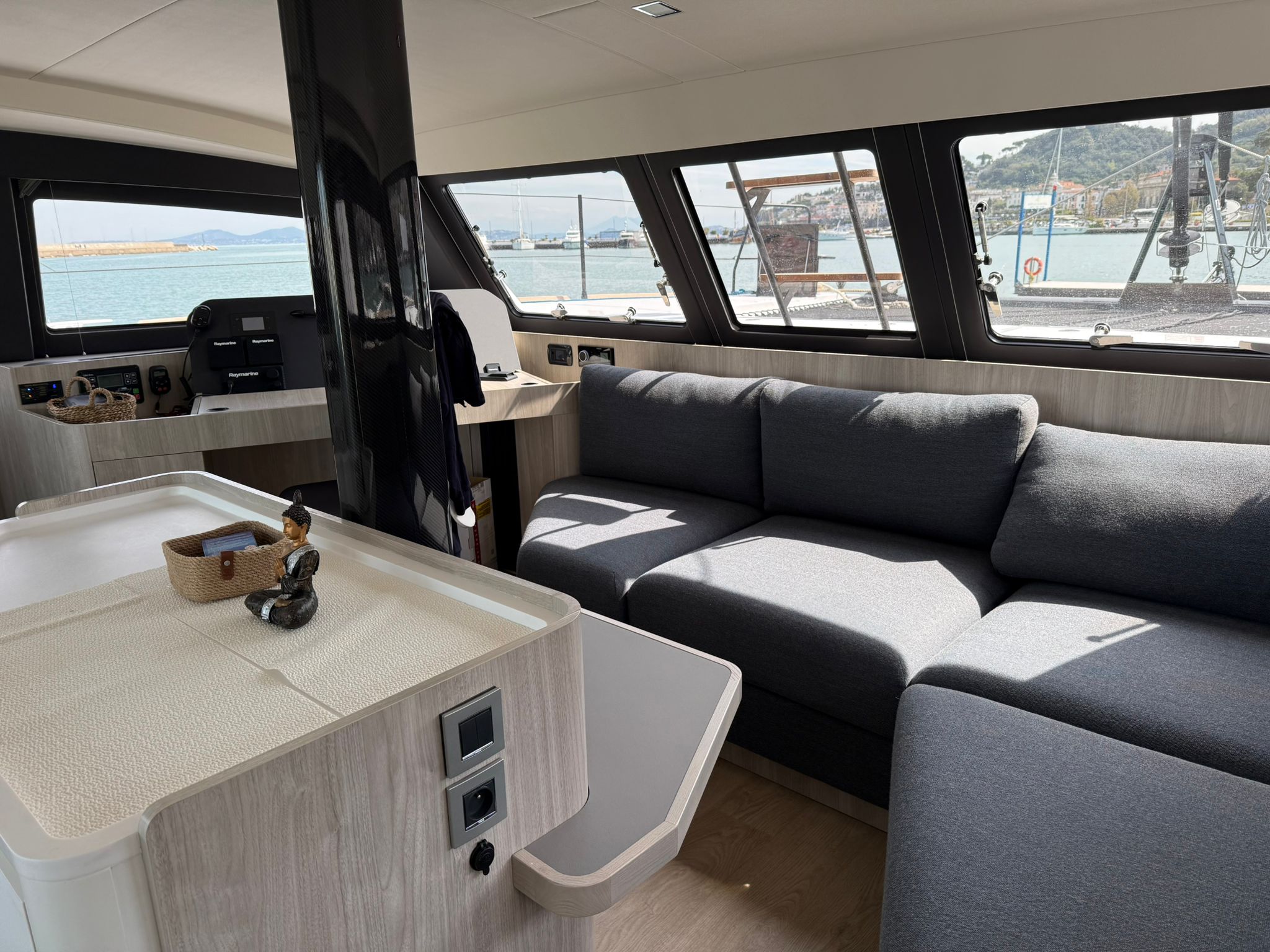 Dinette con doppio divano e tavolo