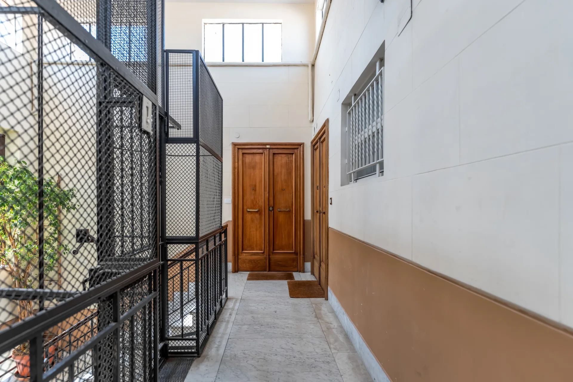 Spazi comuni Sannazaro Suites — pianerottolo e ascensore